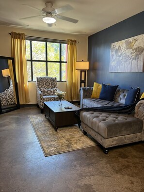 Smart TV, video games, DVD player, books - Luxury Midtown Flat near Downtown & FedEx Forum (Memphis)