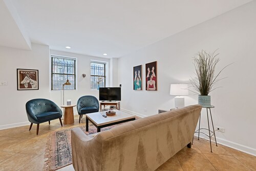 Bucktown Condo Just Two Blocks from the L by AllSet Turnover