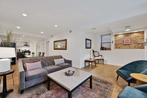 TV - Bucktown Condo Just Two Blocks from the L by AllSet Turnover (Chicago)