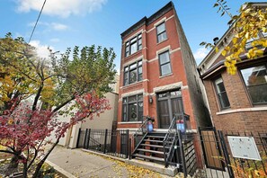 Exterior - Bucktown Condo Just Two Blocks from the L by AllSet Turnover (Chicago)