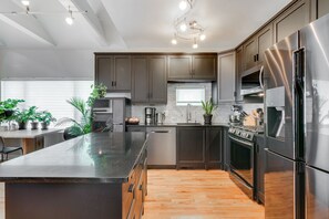 Réfrigérateur, four à micro-ondes, un four, lave-vaisselle