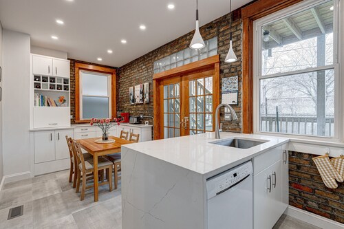 Perfect for Groups! Steps to the Beach and Room for All! Enjoy All Andersonville Has to Offer! by AllSet Turnover