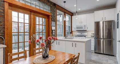 Perfect for Groups! Steps to the Beach and Room for All! Enjoy All Andersonville Has to Offer! by AllSet Turnover