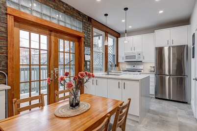 Perfect for Groups! Steps to the Beach and Room for All! Enjoy All Andersonville Has to Offer! by AllSet Turnover
