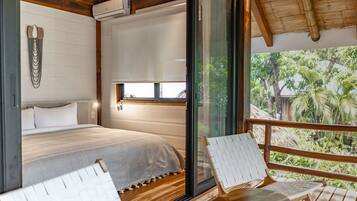 Poolside Villa | Baño | Regadera, regadera tipo lluvia, amenidades de baño gratuitas