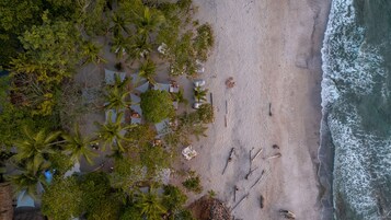 Se sirven almuerzos y cenas, con vista a la playa