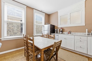 Fridge, microwave, oven, dishwasher - At Home in Andersonville - Close to Foster Beach and the Red Line by AllSet Turnover (Chicago)