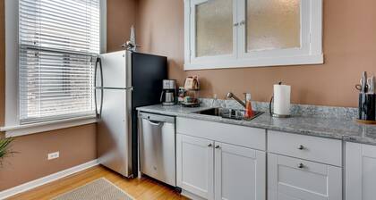At Home in Andersonville - Close to Foster Beach and the Red Line by AllSet Turnover