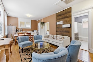 TV - At Home in Andersonville - Close to Foster Beach and the Red Line by AllSet Turnover (Chicago)
