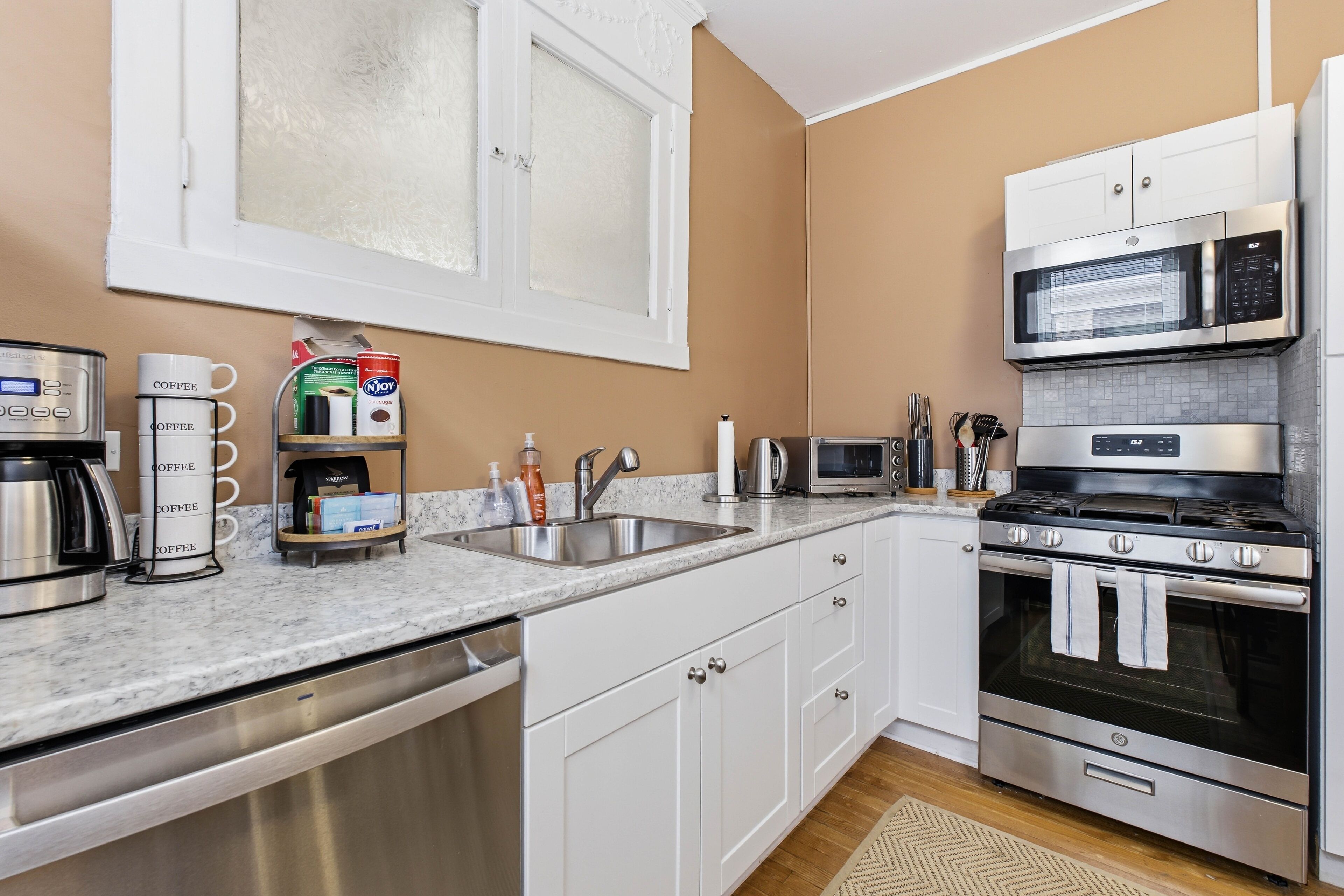 Refrigerador, microondas, horno y lavavajillas 