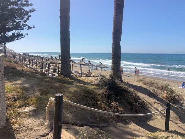 Beach nearby, sun loungers, beach towels