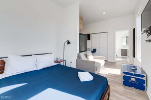 Iron/ironing board, free WiFi - River West, Third Floor Chicago by 747 Lofts (Chicago)