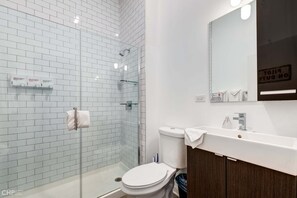 Towels, shampoo - River West, Third Floor Chicago by 747 Lofts (Chicago)