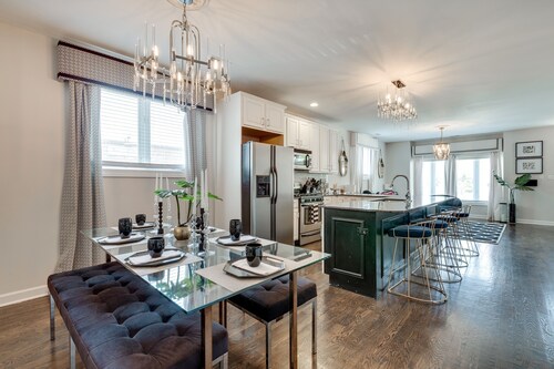 Chi-Town Chill - Get Anywhere in the City from This Perfectly Located Duplex by AllSet Turnover