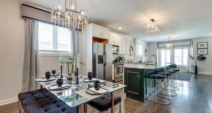 Chi-Town Chill - Get Anywhere in the City from This Perfectly Located Duplex by AllSet Turnover