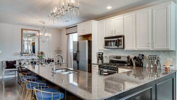 Een koelkast, een magnetron, een oven, een vaatwasser