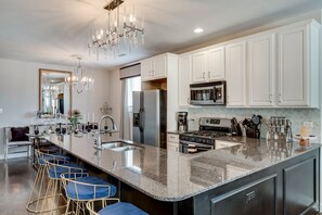 Refrigerador, microondas, horno y lavavajillas