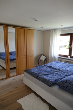 1 bedroom, desk, soundproofing, WiFi