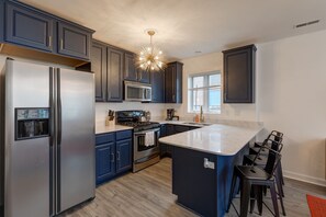 Fridge, microwave, oven, dishwasher - Prime Location - Close to Public Transit, Little Italy, the Medical District and UIC by AllSet Turnover (Chicago)