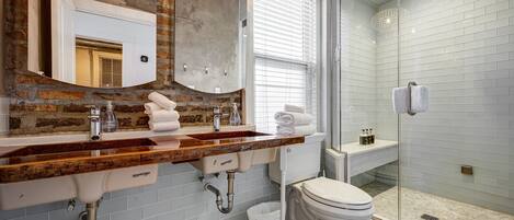 Dusch, hårtork och handdukar