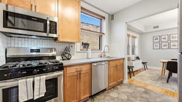 Coffee/tea maker, fridge, microwave, oven