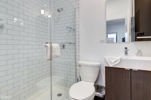Room | Bathroom | Towels, shampoo - Enjoy A Little "Me Time" At Your Own Personal Oasis In The Windy City - 747 Lofts Cabin 206 by RedAwning (Chicago)