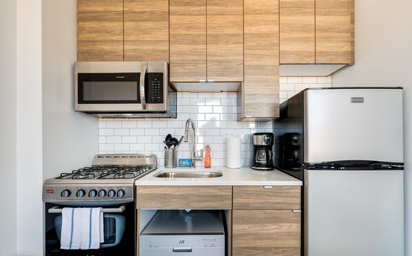 Huone | Yksityinen keittiö | Jääkaappi, uuni, kahvin-/teenkeitin, leivänpaahdin