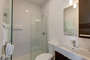 Shower, hair dryer, towels - Cabin 101 by 747 Lofts (Chicago)