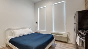 Tabla de planchar con plancha, wifi y ropa de cama