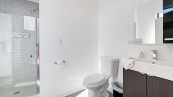 Een douche, een haardroger, handdoeken