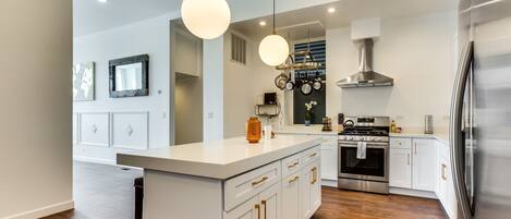 Réfrigérateur, micro-ondes, four, lave-vaisselle