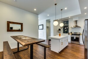 Een koelkast, een magnetron, een oven, een vaatwasser