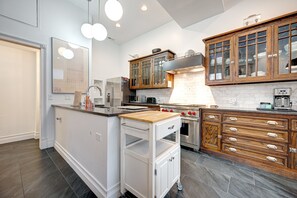 Kühlschrank, Mikrowelle, Ofen, Geschirrspüler