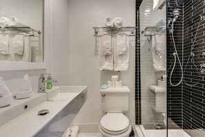 Dusche, Haartrockner, Handtücher