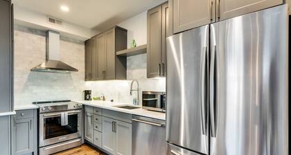 Old Town Chicago at it's finest! Pet Friendly & Recently Renovated Top-Floor Condo Has Everything You Need for a Perfect Windy City Getaway by AllSet Turnover