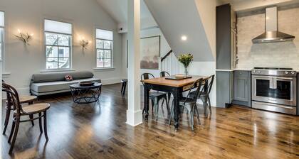 Old Town Chicago at it's finest! Pet Friendly & Recently Renovated Top-Floor Condo Has Everything You Need for a Perfect Windy City Getaway by AllSet Turnover