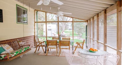 LARGE Mid Century Home - Pool, Hot Tub, Tiki Bar, Bridal Suite, Patio, 4 Acres