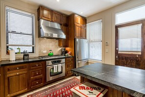 Frigorífico, microondas, horno y cafetera o tetera