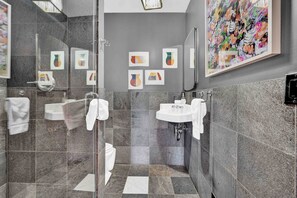 Dusche, Haartrockner, Handtücher