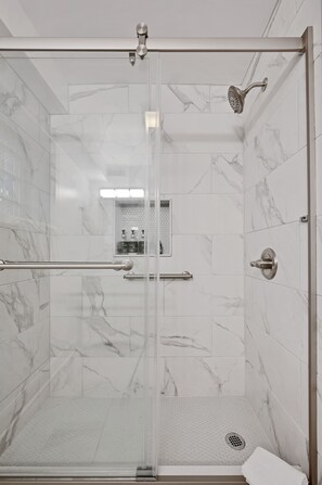 Dusche, Haartrockner, Handtücher