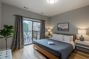 8 bedrooms, iron/ironing board, travel cot, WiFi - Go Grand in This Massive Old Town Mansion by AllSet Turnover (Chicago)