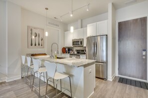 Réfrigérateur, micro-ondes, four, lave-vaisselle