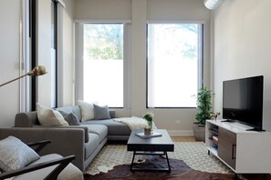 TV - Take the Whole Crew Out to the Ballgame! Four Bedrooms and Only 1 Mile from Wrigley by AllSet Turnover (Chicago)