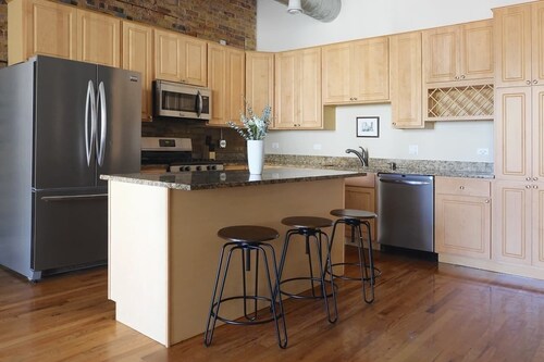 Take the Whole Crew Out to the Ballgame! Four Bedrooms and Only 1 Mile from Wrigley by AllSet Turnover