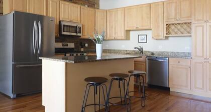 Take the Whole Crew Out to the Ballgame! Four Bedrooms and Only 1 Mile from Wrigley by AllSet Turnover