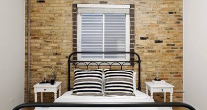 Take the Whole Crew Out to the Ballgame! Four Bedrooms and Only 1 Mile from Wrigley by AllSet Turnover