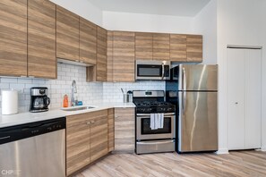 Réfrigérateur, micro-ondes, four, lave-vaisselle