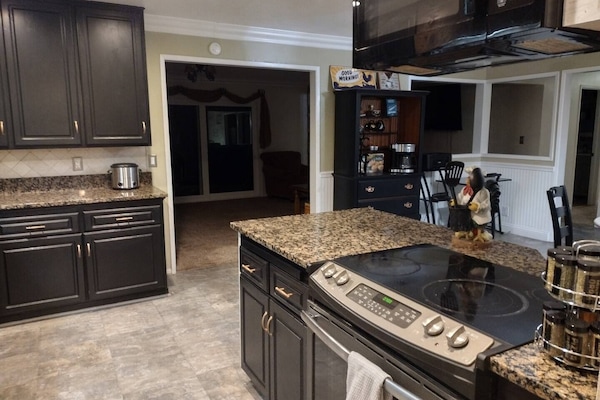 Køleskab, mikrobølgeovn, ovn, kogeplade