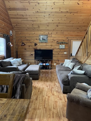 Smart TV, DVD player, books - Family Fun 3 Bedroom Cabin (Warrens)