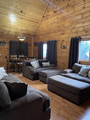 Smart TV, DVD player, books - Family Fun 3 Bedroom Cabin (Warrens)